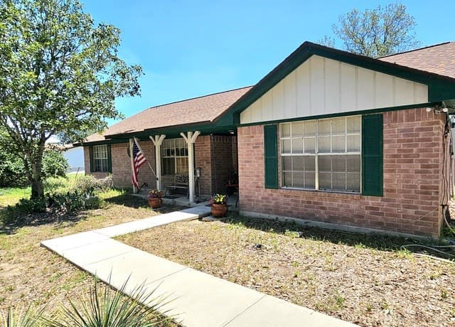 Home for sale at 214 Cherry Rdg in Floresville, TX — photo 2