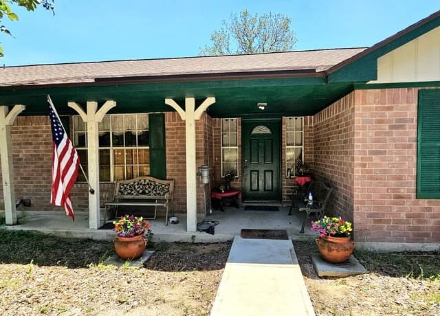 Home for sale at 214 Cherry Rdg in Floresville, TX — photo 3