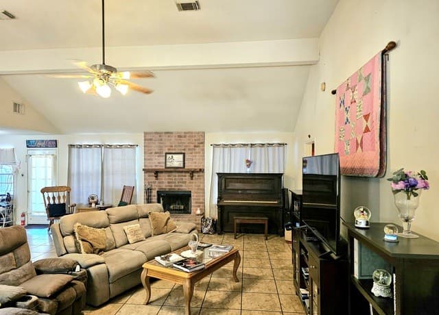 Home for sale at 214 Cherry Rdg in Floresville, TX — photo 4