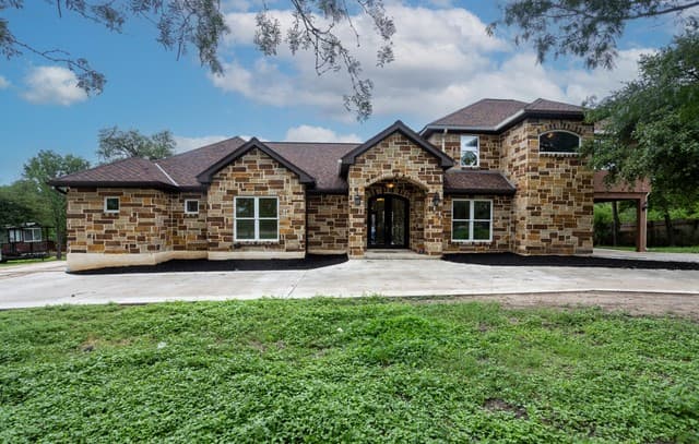 6-bedroom rental at 1910 Donaldson Ave in San Antonio, TX — photo 1
