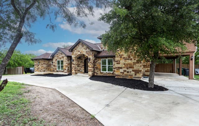 6-bedroom rental at 1910 Donaldson Ave in San Antonio, TX — photo 3