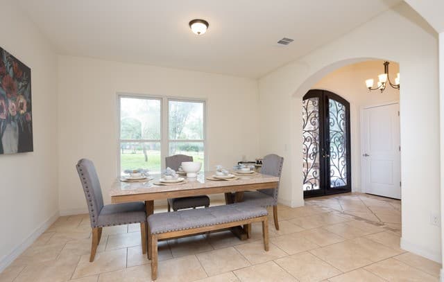 6-bedroom rental at 1910 Donaldson Ave in San Antonio, TX — photo 4