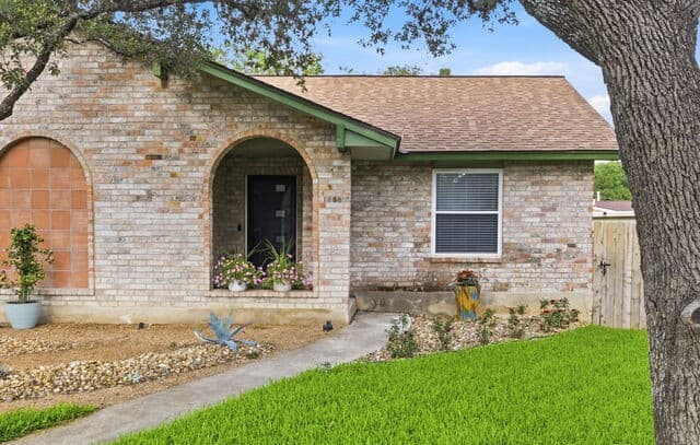 4-bedroom rental at 1223 Country Path in San Antonio, TX — photo 2