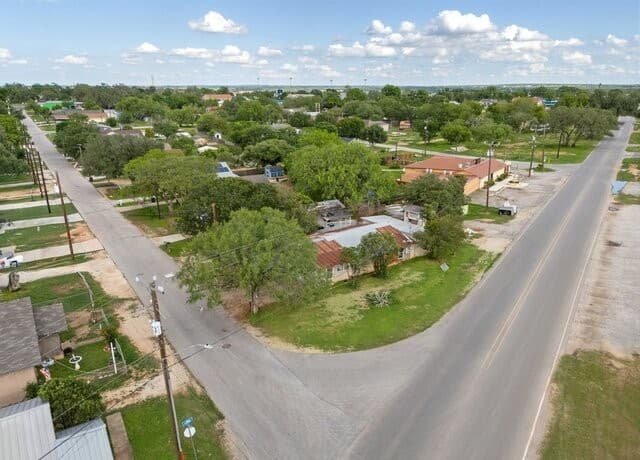6-bedroom rental at 19540 K in Somerset, TX — photo 1