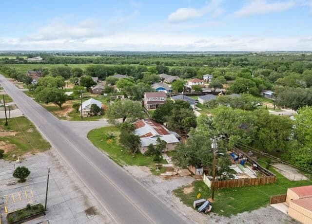 6-bedroom rental at 19540 K in Somerset, TX — photo 3