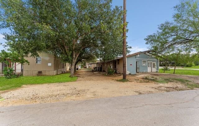 6-bedroom rental at 19540 K in Somerset, TX — photo 5