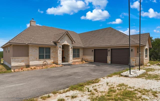 3-bedroom rental at 323 Bosque Rdg in Spring Branch, TX — photo 3