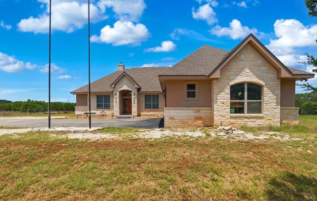 3-bedroom rental at 323 Bosque Rdg in Spring Branch, TX — photo 4