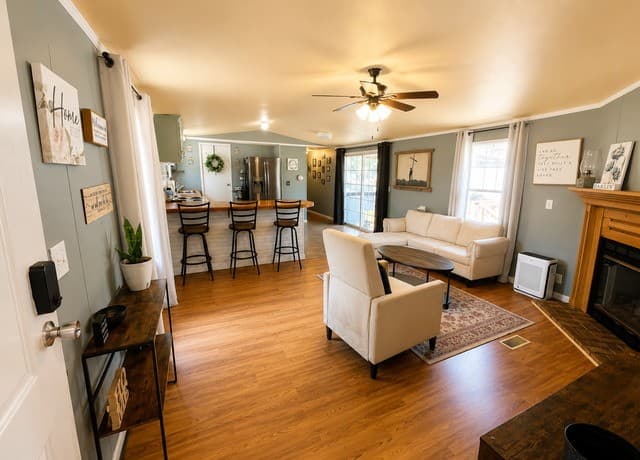 2-bedroom rental at 701 Lakeshore Ln in Bandera, TX — photo 4