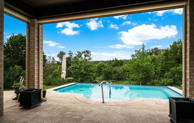 5-bedroom rental at 13207 Trotting Path in Helotes, TX — photo 3