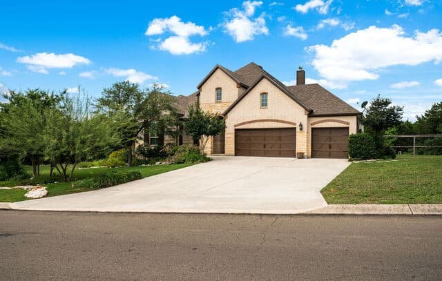 5-bedroom rental at 13207 Trotting Path in Helotes, TX — photo 4