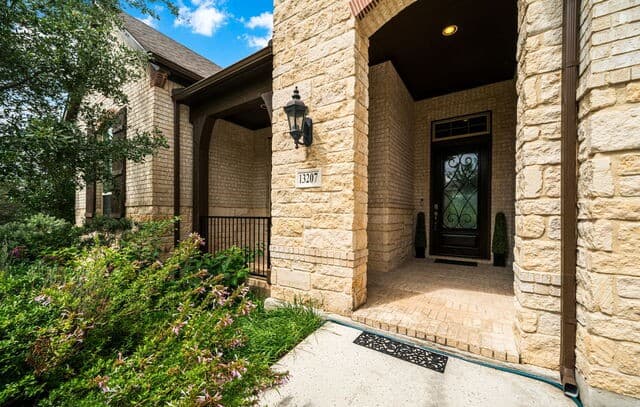 5-bedroom rental at 13207 Trotting Path in Helotes, TX — photo 5