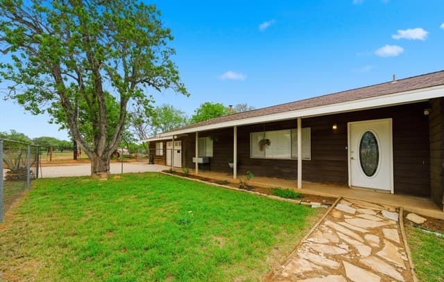 3-bedroom rental at 144 Oak Park Rd in Adkins, TX — photo 2