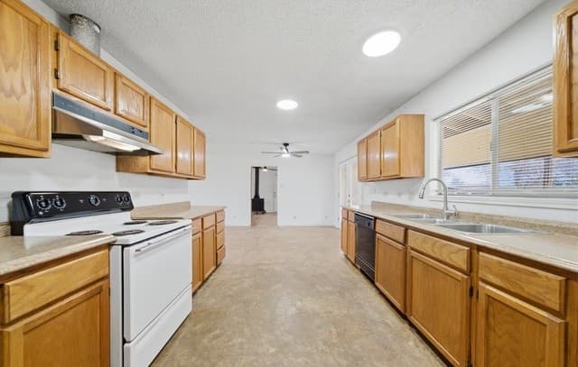 3-bedroom rental at 144 Oak Park Rd in Adkins, TX — photo 5