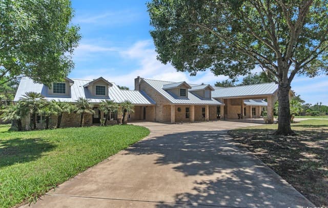 6-bedroom rental at 2234 Highway 90 W in Castroville, TX — photo 2