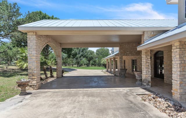 6-bedroom rental at 2234 Highway 90 W in Castroville, TX — photo 4