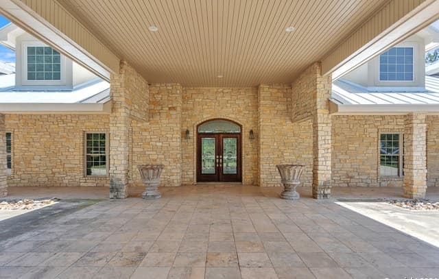 6-bedroom rental at 2234 Highway 90 W in Castroville, TX — photo 5