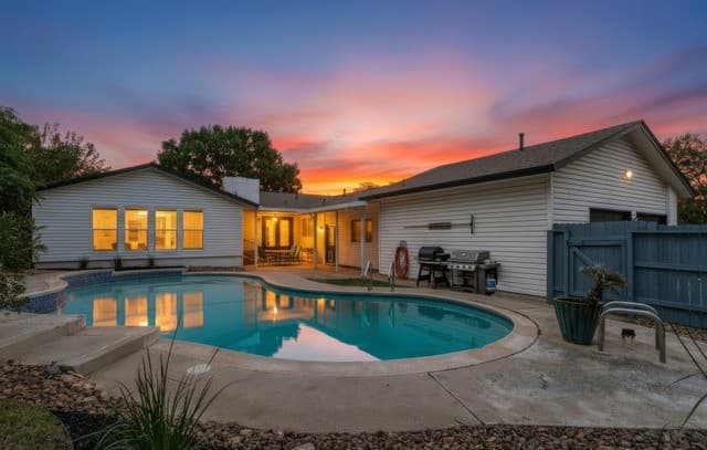 5-bedroom rental at 102 Silver Spgs in Universal City, TX — photo 1