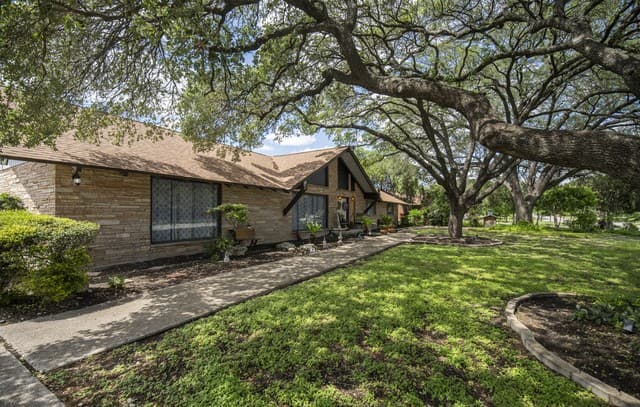 5-bedroom rental at 101 Glentower Dr in San Antonio, TX — photo 2