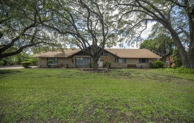 5-bedroom rental at 101 Glentower Dr in San Antonio, TX — photo 3
