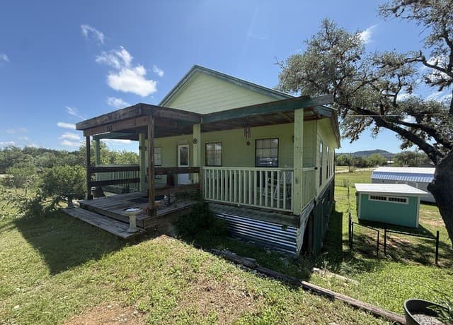 3-bedroom rental at 153 Park Dr in Bandera, TX — photo 2
