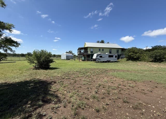 3-bedroom rental at 153 Park Dr in Bandera, TX — photo 3
