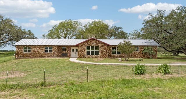 4-bedroom rental at 6603 Fm 2579 in Floresville, TX — photo 3
