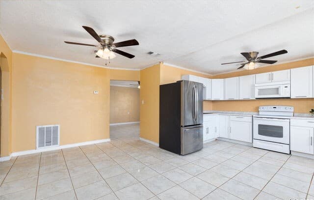 3-bedroom rental at 13934 N Interstate 35 in Moore, TX — photo 1