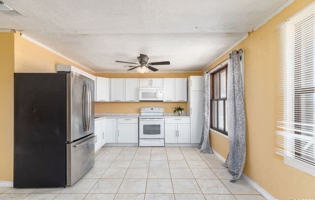 3-bedroom rental at 13934 N Interstate 35 in Moore, TX — photo 2