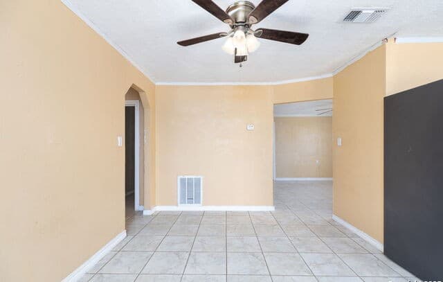 3-bedroom rental at 13934 N Interstate 35 in Moore, TX — photo 5