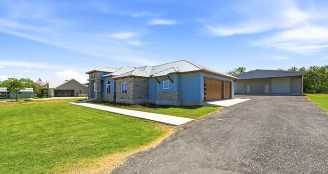 3-bedroom rental at 731 County Road 356 in Adkins, TX — photo 2