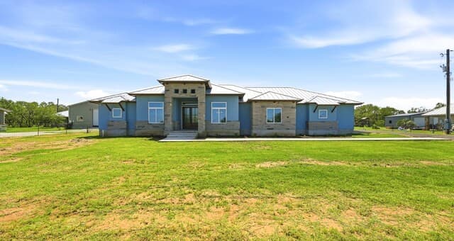 3-bedroom rental at 731 County Road 356 in Adkins, TX — photo 3