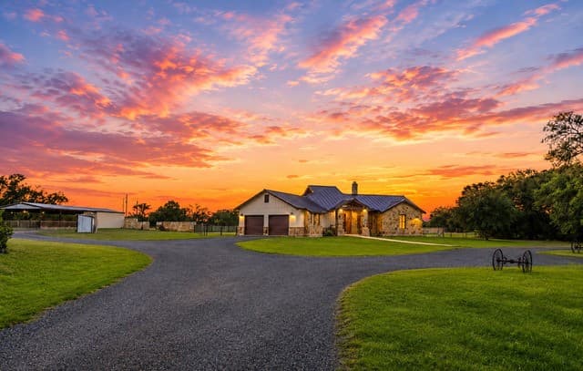 3-bedroom rental at 204 Seewald Rd in Boerne, TX — photo 3