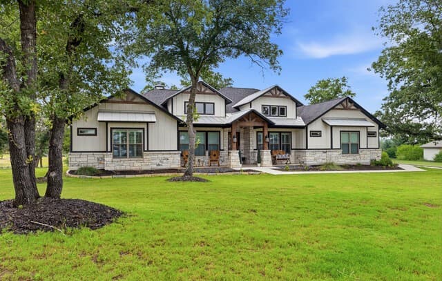 4-bedroom rental at 153 Crescent Ridge in Adkins, TX — photo 2