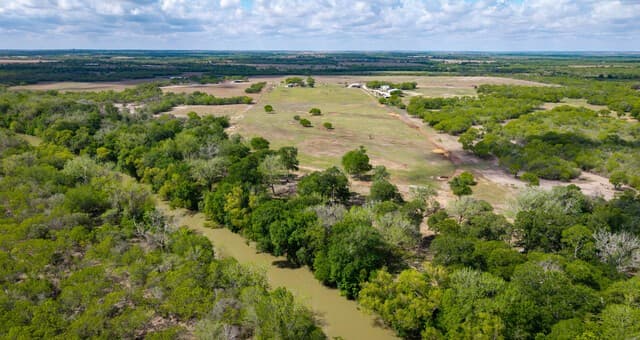 5-bedroom rental at 165 Pr 8250 in Kenedy, TX — photo 3