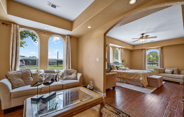 5-bedroom rental at 165 Pr 8250 in Kenedy, TX — photo 5