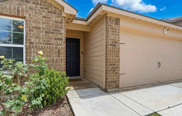 3-bedroom rental at 15022 Silver Tree Cv in Von Ormy, TX — photo 2