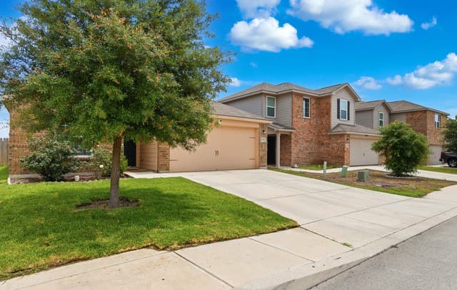 3-bedroom rental at 15022 Silver Tree Cv in Von Ormy, TX — photo 4