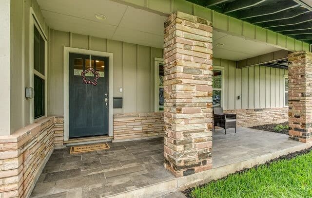 4-bedroom rental at 411 Garraty Rd in Terrell Hills, TX — photo 2