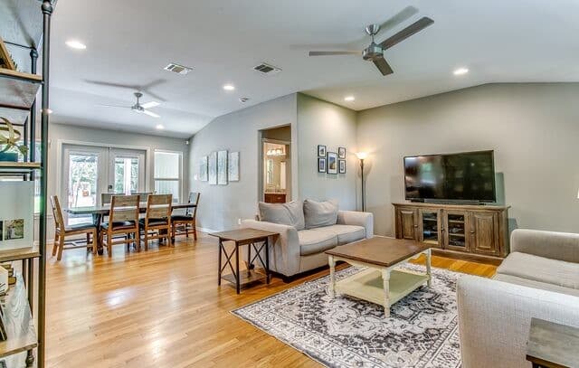 4-bedroom rental at 411 Garraty Rd in Terrell Hills, TX — photo 3