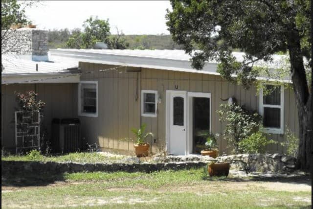 3-bedroom rental at 310 County Road 263 in Mico, TX — photo 2