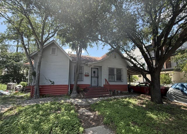 6-bedroom home for sale at 131 E Myrtle in San Antonio TX
