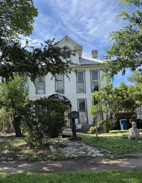Home for sale at 131 E Myrtle in San Antonio, TX — photo 2