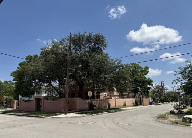 Home for sale at 131 E Myrtle in San Antonio, TX — photo 4