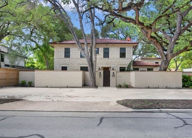 3-bedroom rental at 421 E Hildebrand in San Antonio, TX — photo 1