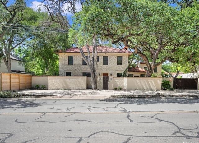 3-bedroom rental at 421 E Hildebrand in San Antonio, TX — photo 2