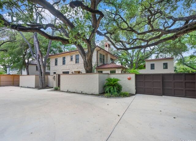 3-bedroom rental at 421 E Hildebrand in San Antonio, TX — photo 5