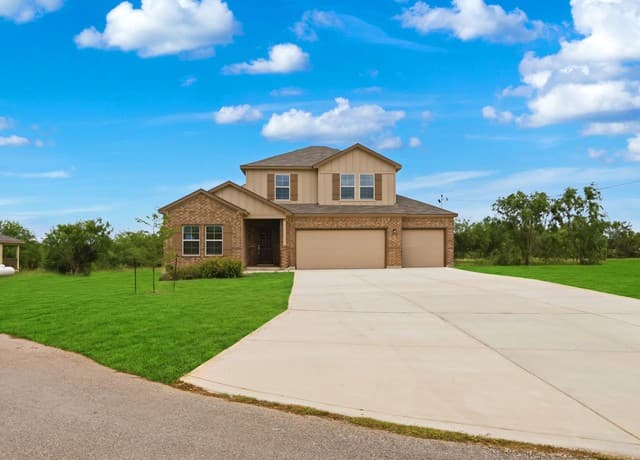 4-bedroom rental at 132 Reno Trl in Floresville, TX — photo 2