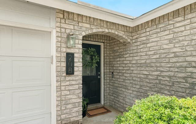 3-bedroom rental at 208 Latigo Ln in Boerne, TX — photo 2