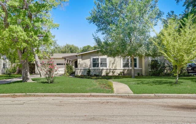 3-bedroom rental at 631 E Nottingham Dr in San Antonio, TX — photo 1